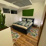 „1. Salzburg Work & Sleep Luxury Apartment“ Fuer Arbeiten & Wohnen !
