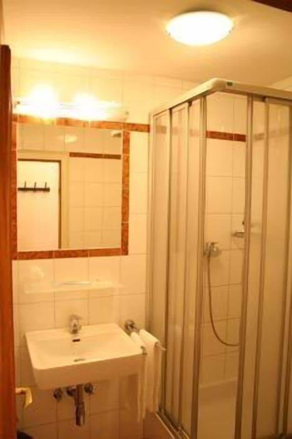 Frühstückspension Adlerhof 2*
