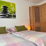 Antik Chic mit Gartenblick