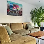 Modern Apartment - Perfectly Located