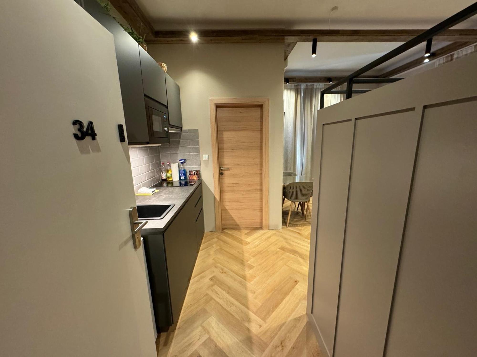 Book-a-room 34 *