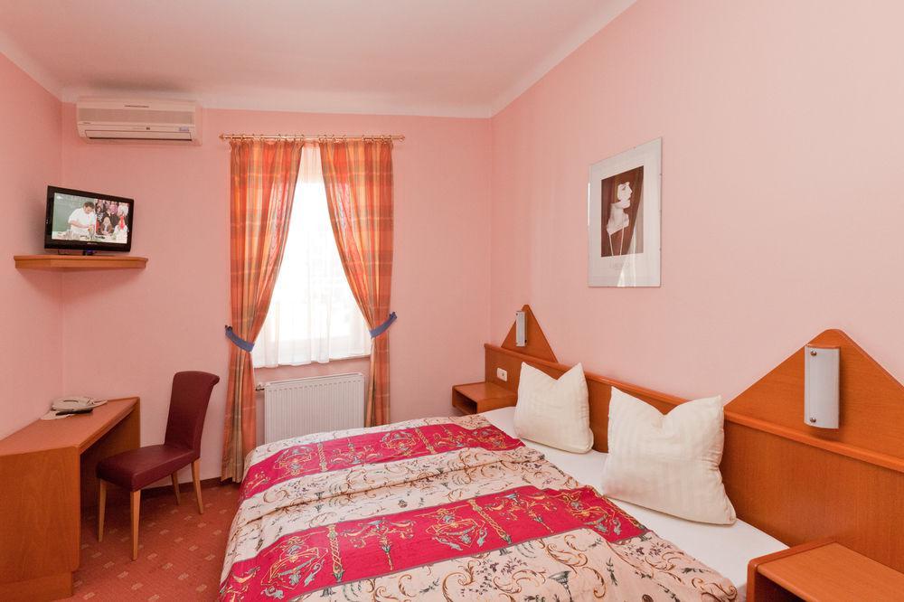 Junior By Max 70 Guest house 3*