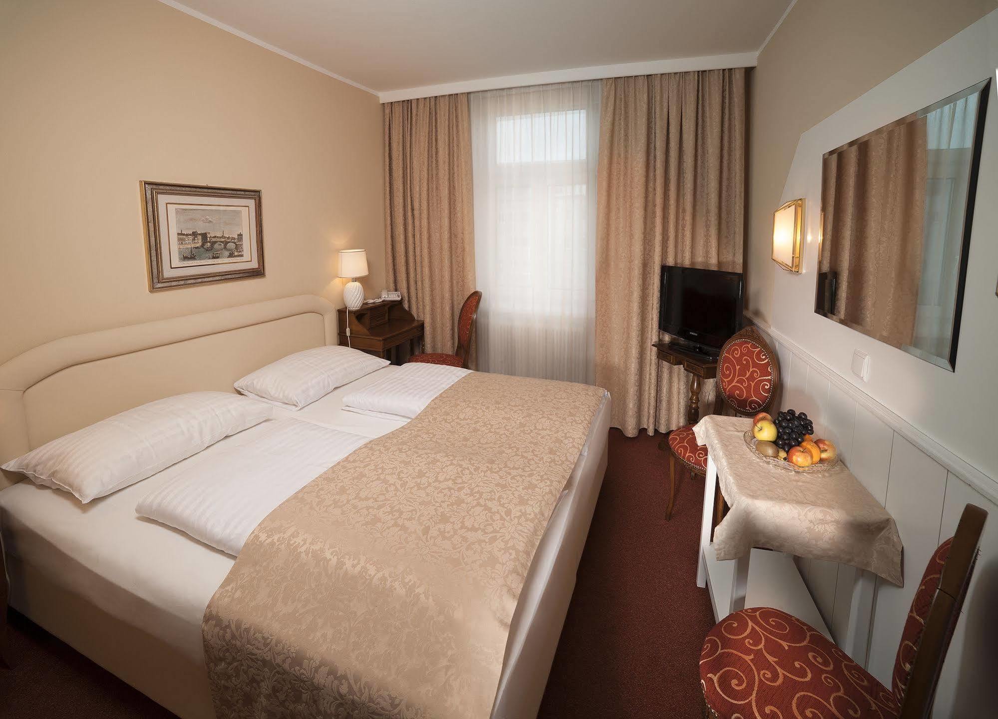 Vier Jahreszeiten Hotel 4*