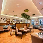 Hotel Elefant Family Business