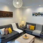 Stylish Home Near Train-Station Parking Extra