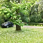 Schloss Mit Eigenem Garten & Parkplatz R