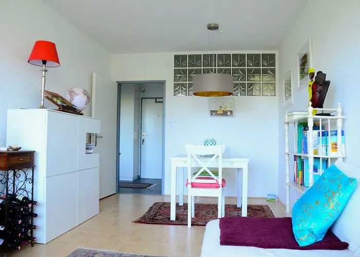 Bright And Cozy Apartment In A Quiet Area - Free Parking, Central