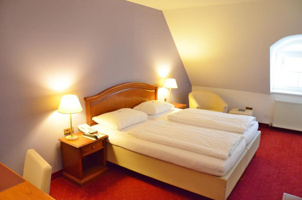 Am Mirabellplatz 4*