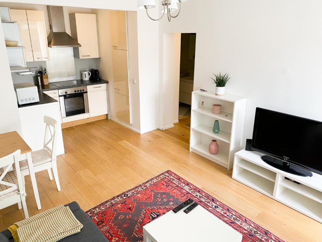 Apartment Lovely New Apartment, Central, Free Parking *