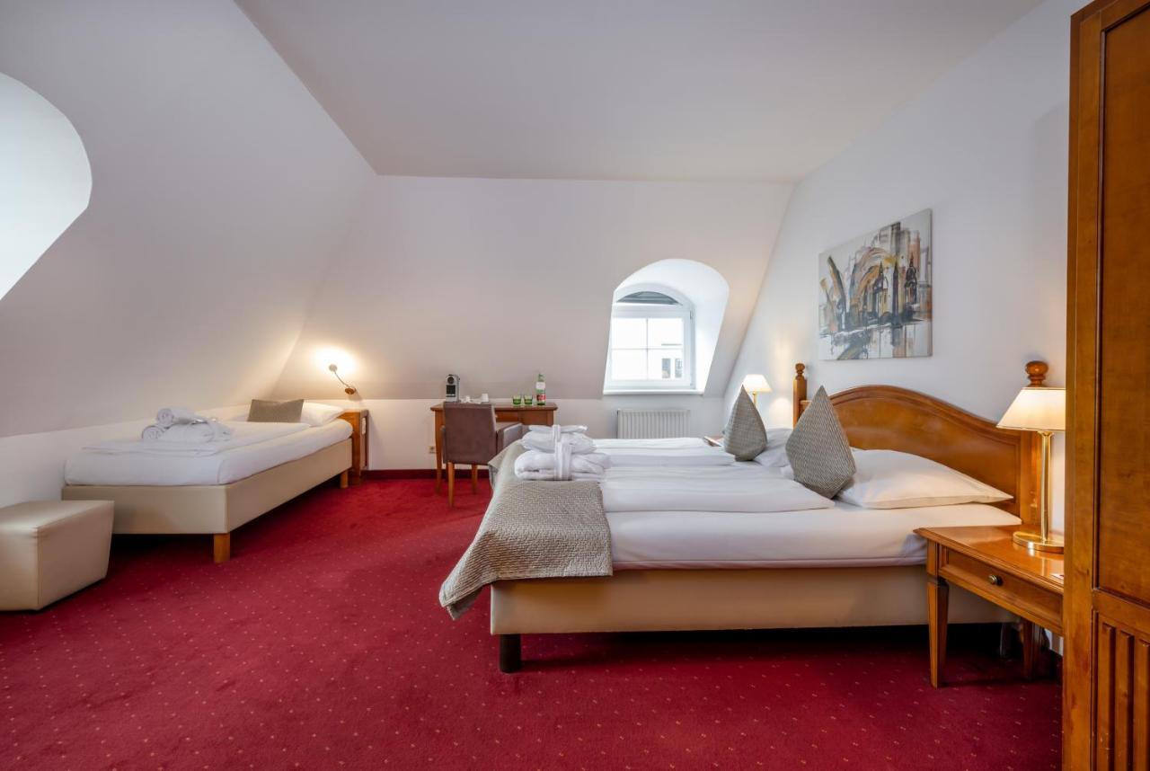 Am Mirabellplatz 4*
