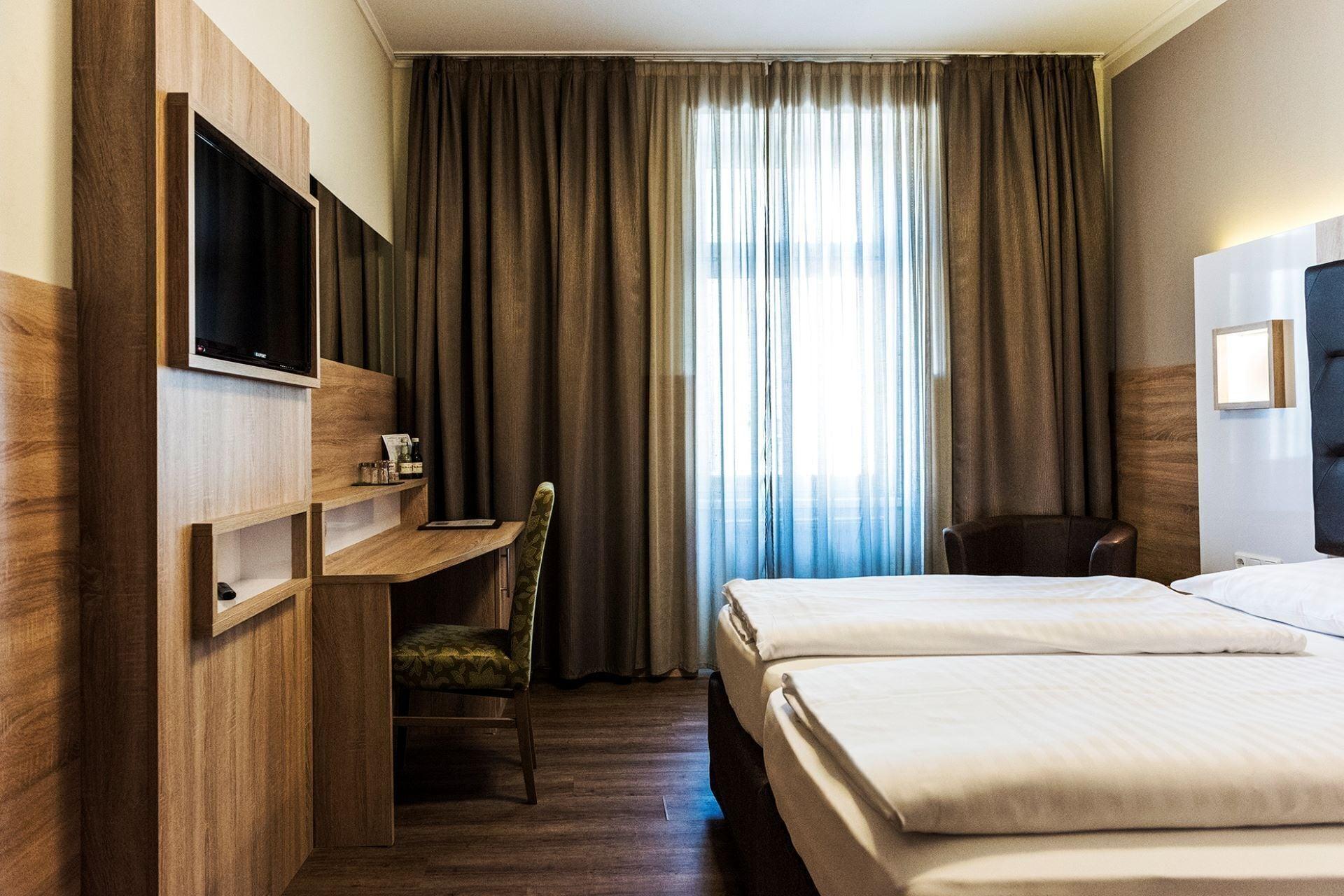 Hotel Theater 4*