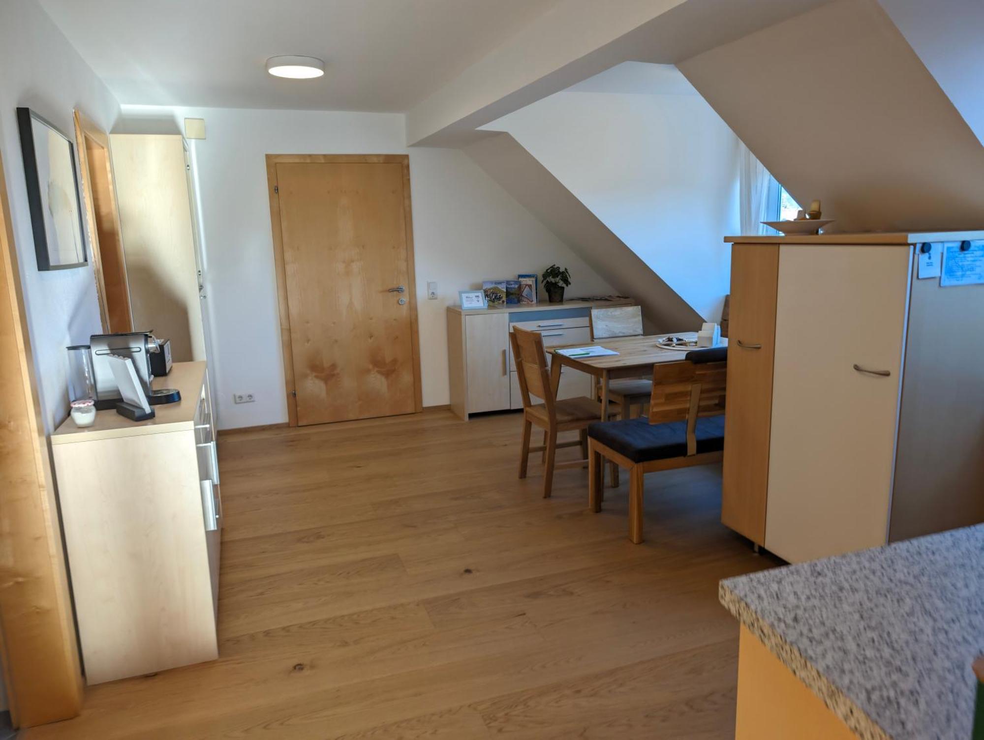 Ruhige 3-zimmer-wohnung Am Stadtrand Mit Bergblick