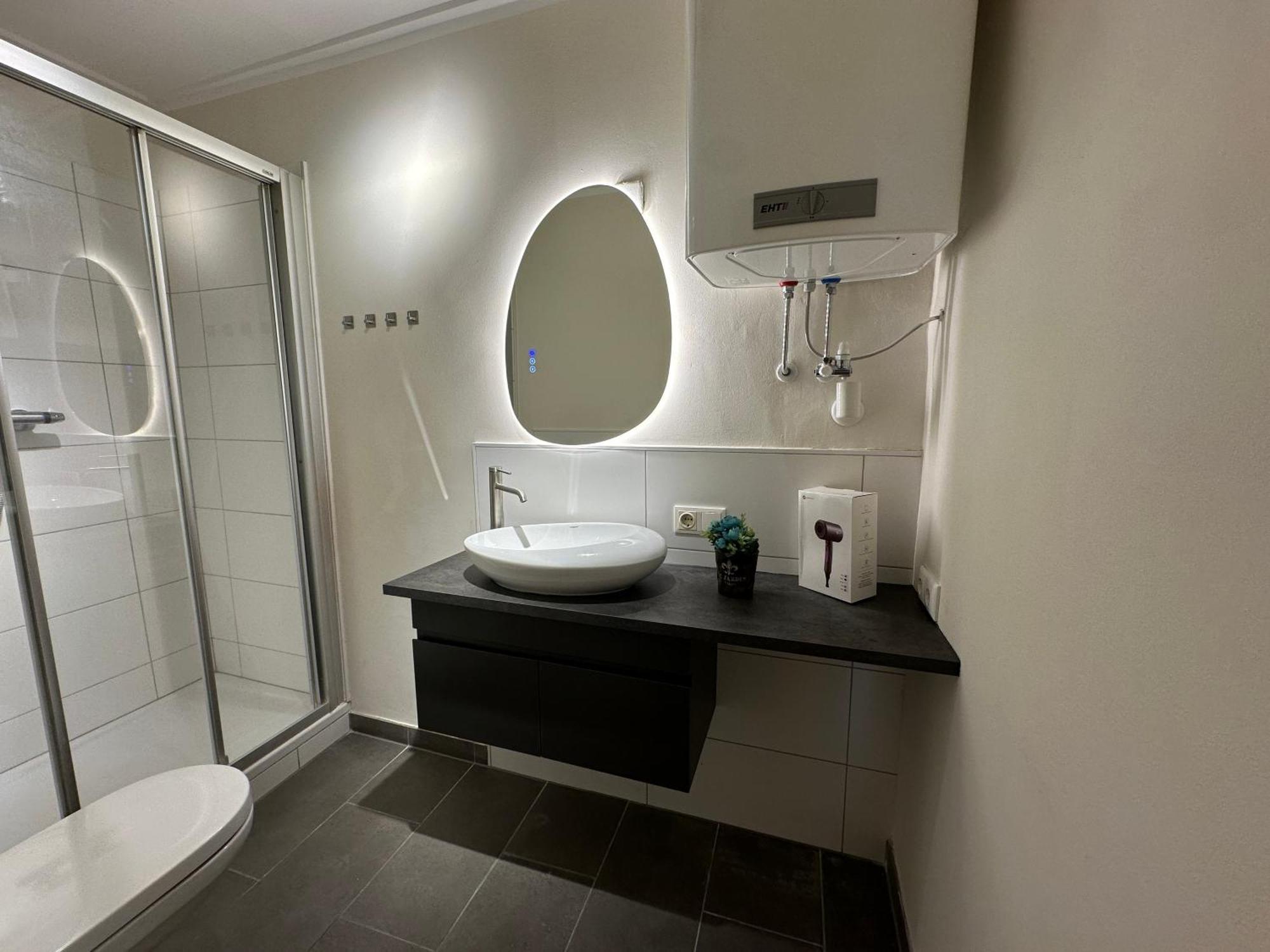 Apartment Book-a-room 32
