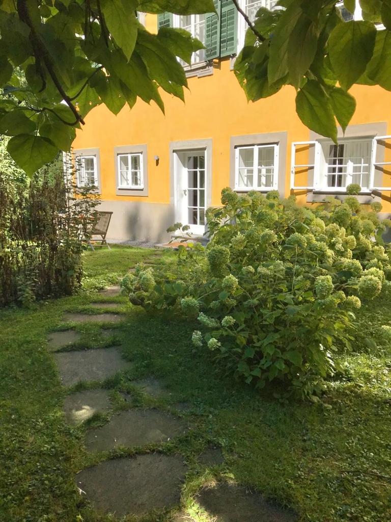 Apartment Schloss Mit Eigenem Garten & Parkplatz R *