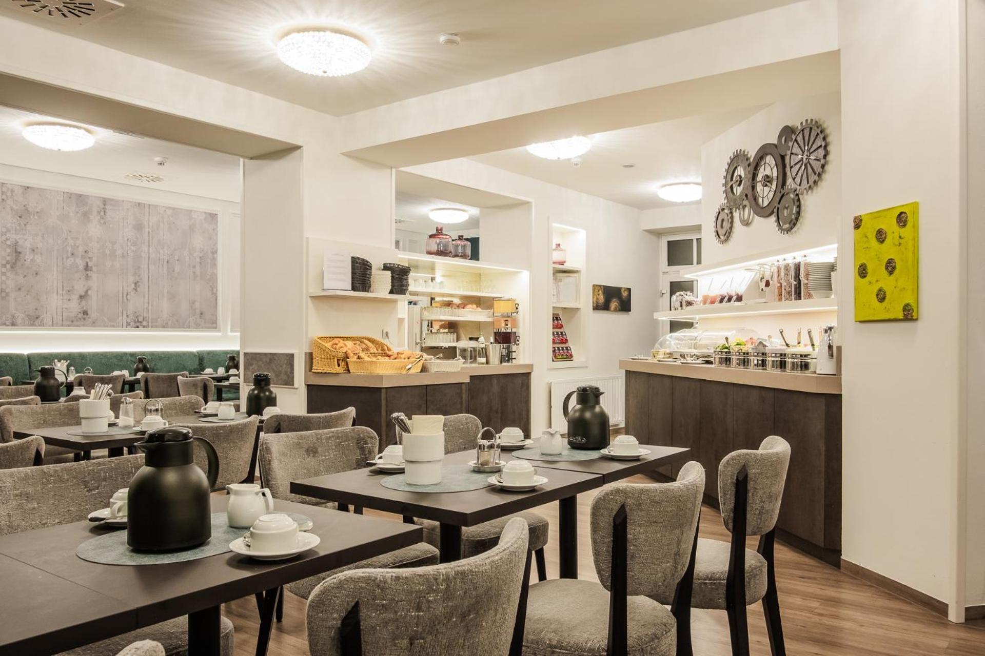 Hotel Goldenes Theater 4*