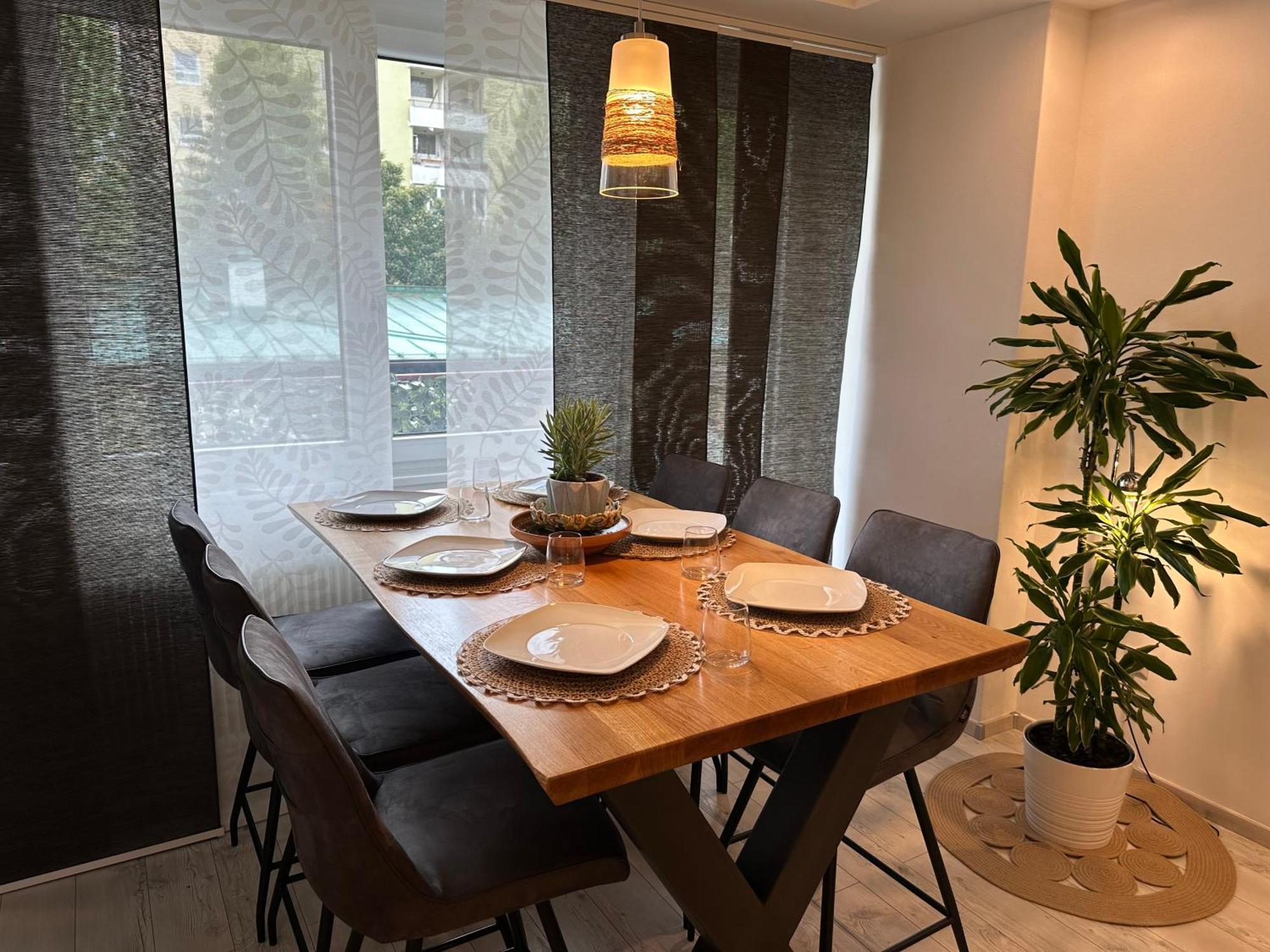 Homestay Stylish Near Train-station Parking Extra
