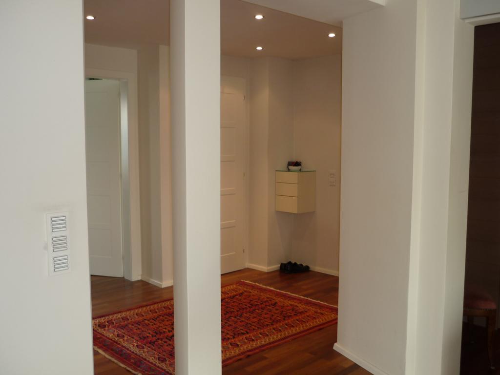 Book-a-room 9 *