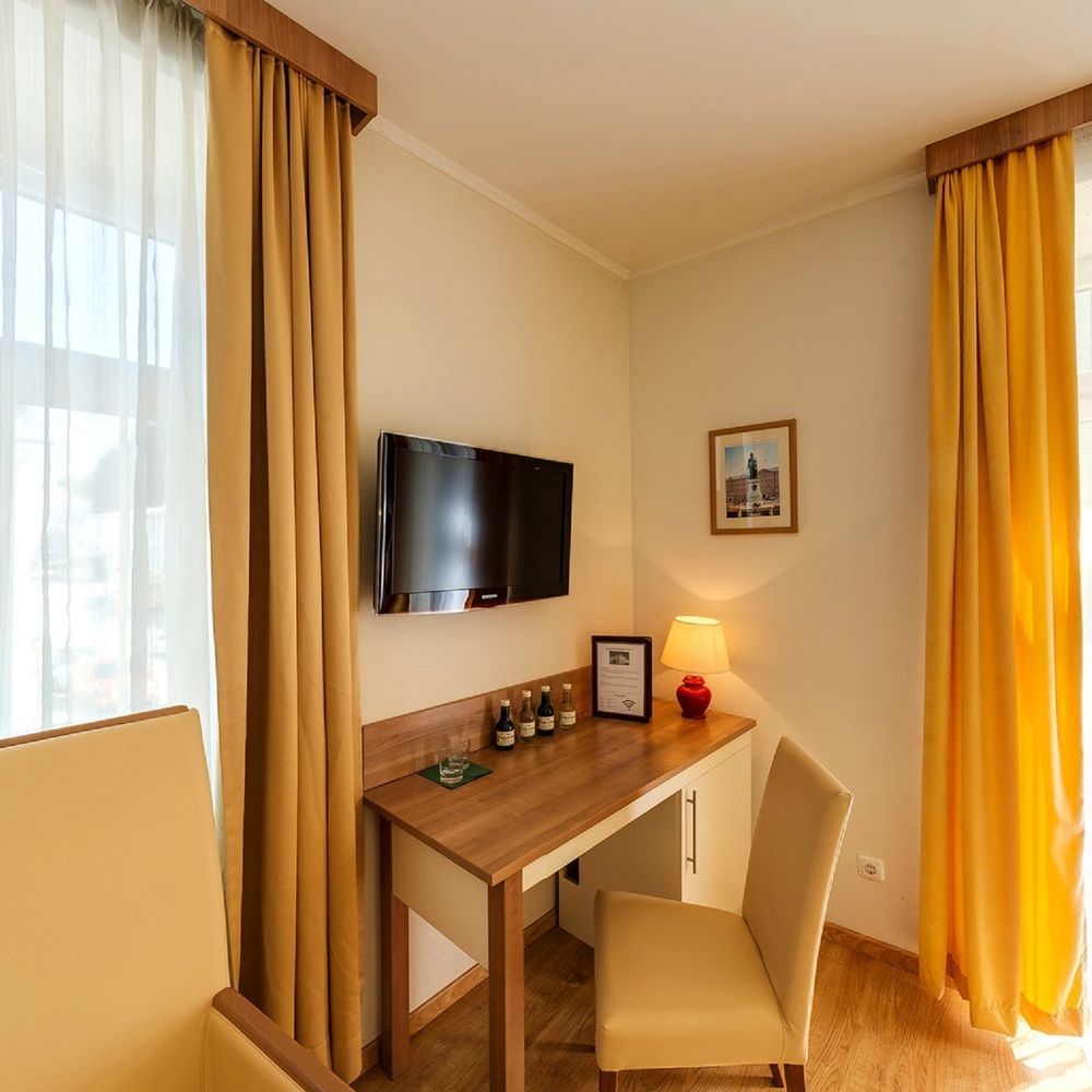 Hotel Theater
