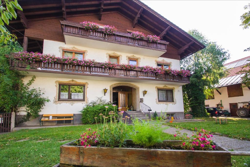 Fruehstueckspension Helmhof Guest house