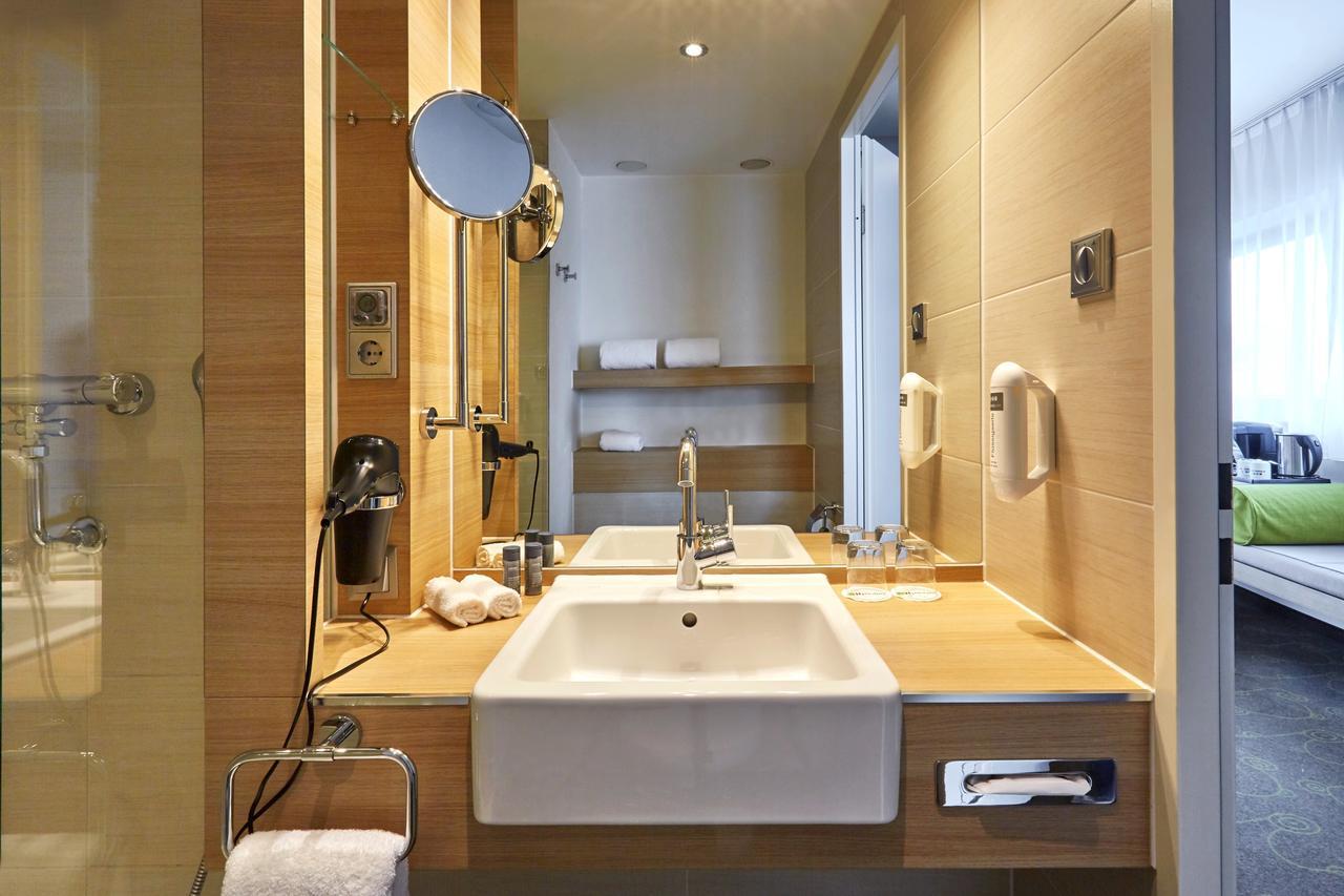Hotel H+