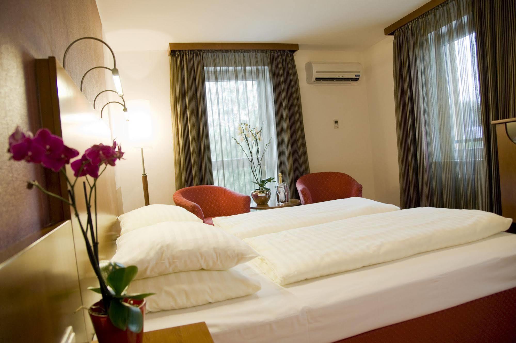 Via Roma Hotel 4*