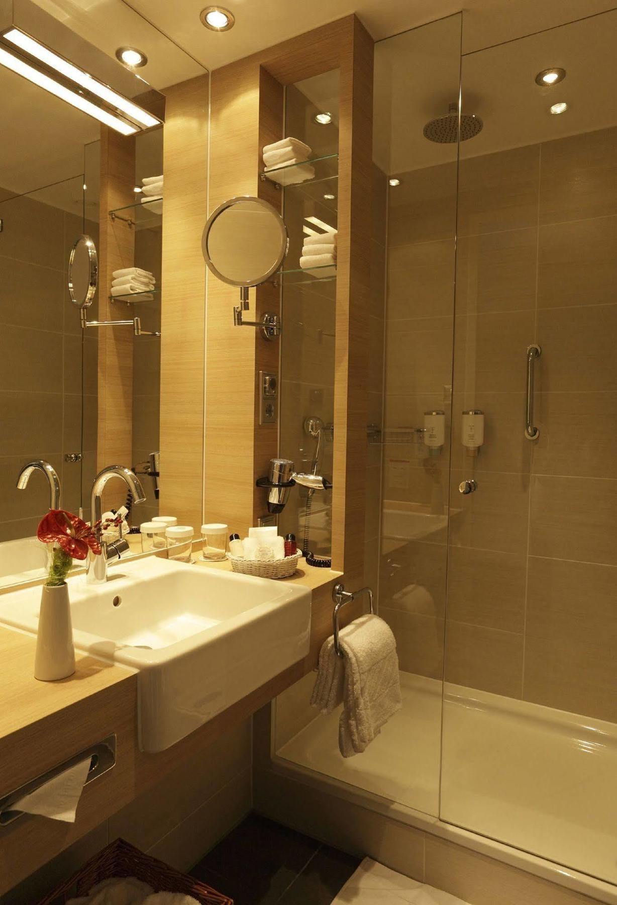 Hotel H+