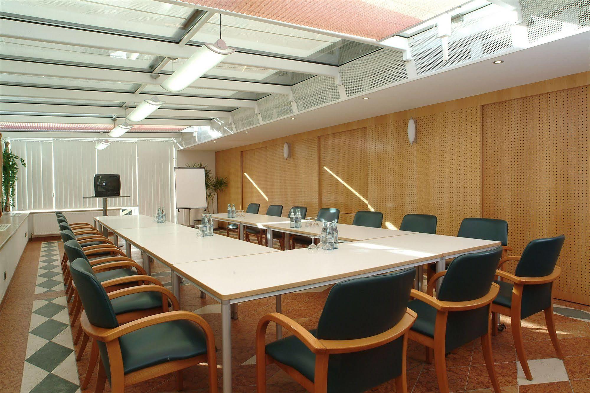 Airporthotel - Am Airport 4*