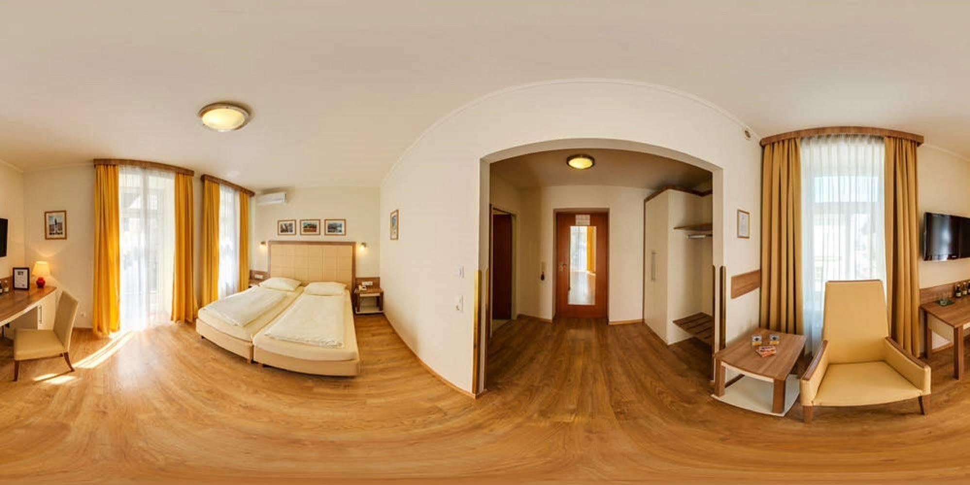 Hotel Theater 4*