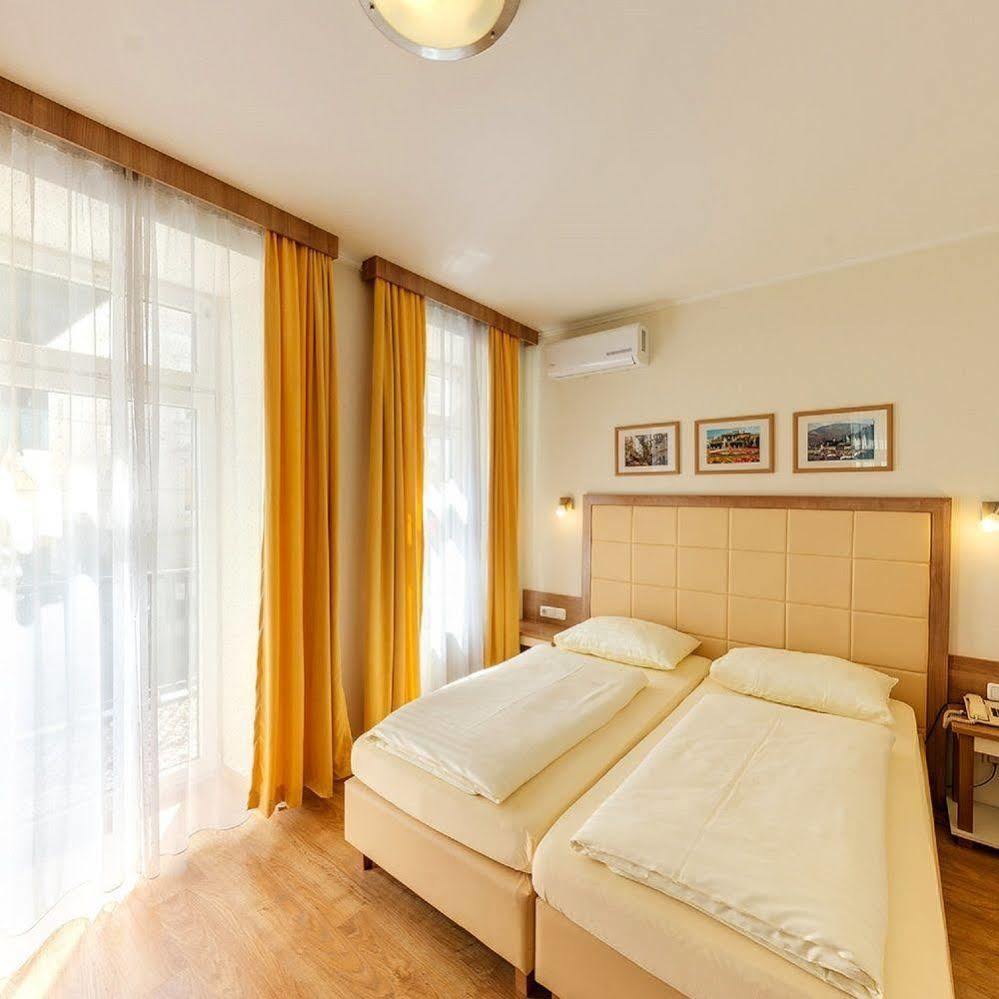 Hotel Theater