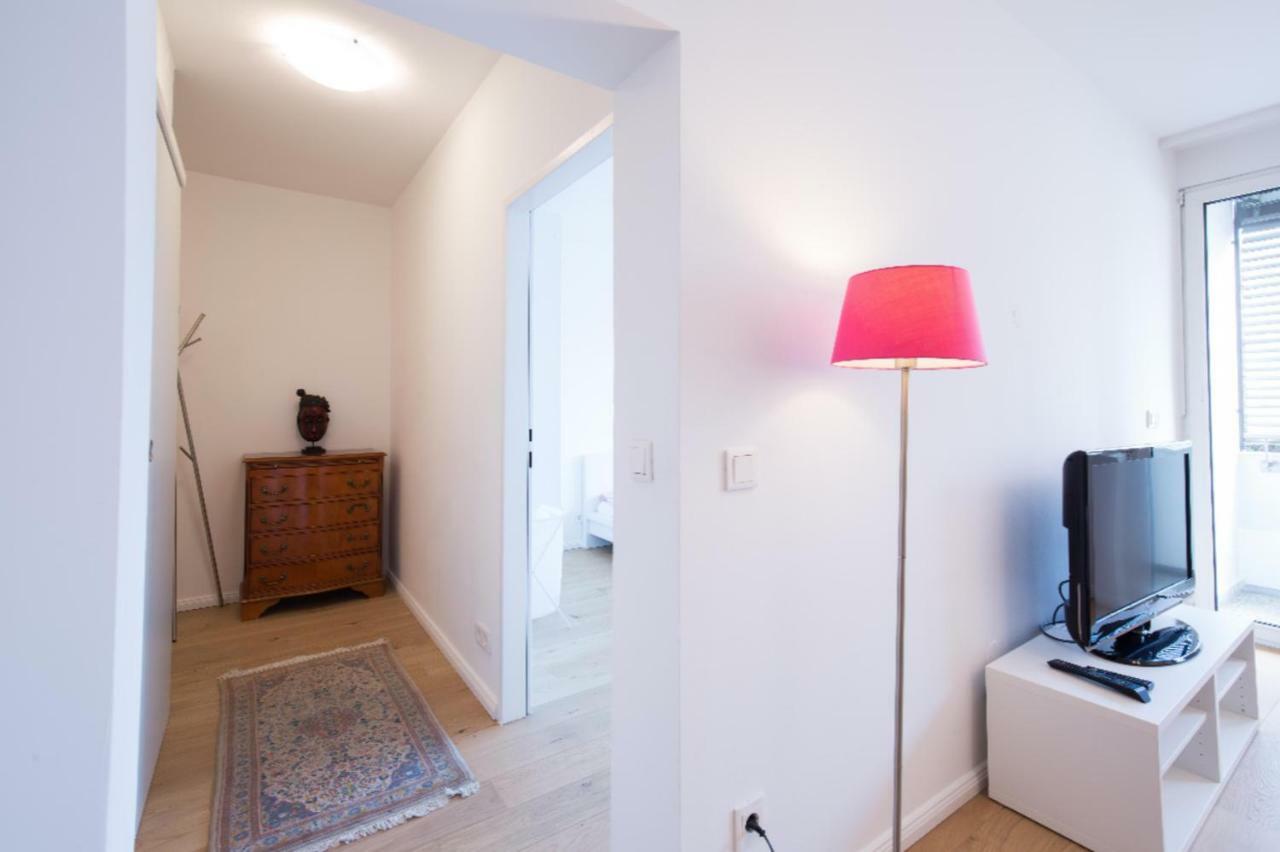 Apartment Lovely New Apartment, Central, Free Parking *