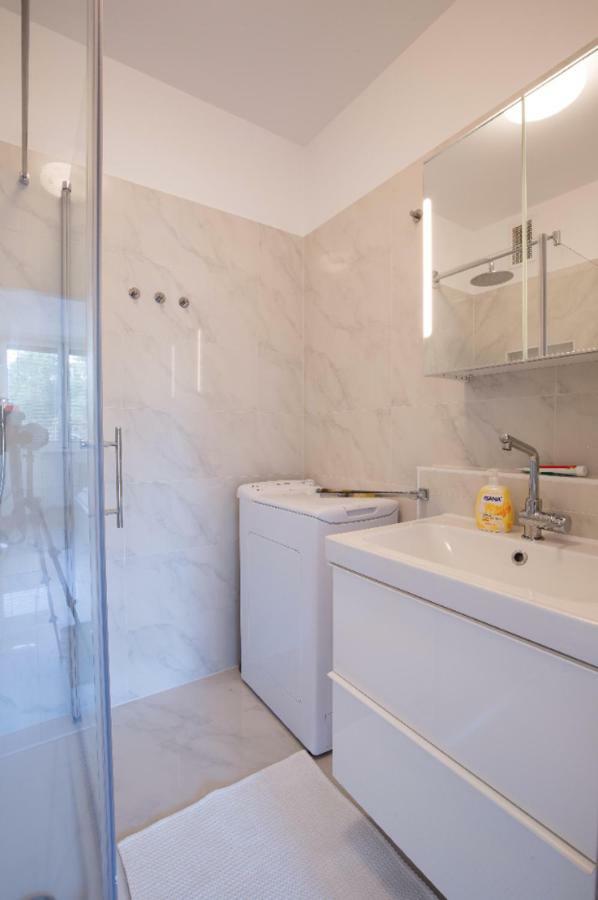 Lovely New Apartment, Central, Free Parking *