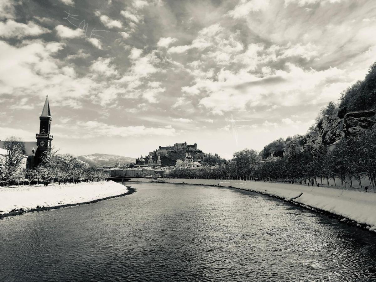 Piano At Salzach River With Original Arquitecture Apartment