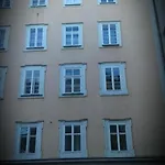 One-Room \
