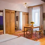 One-Room \
