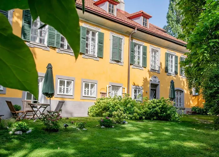 Schloss Mit Eigenem Garten & Parkplatz