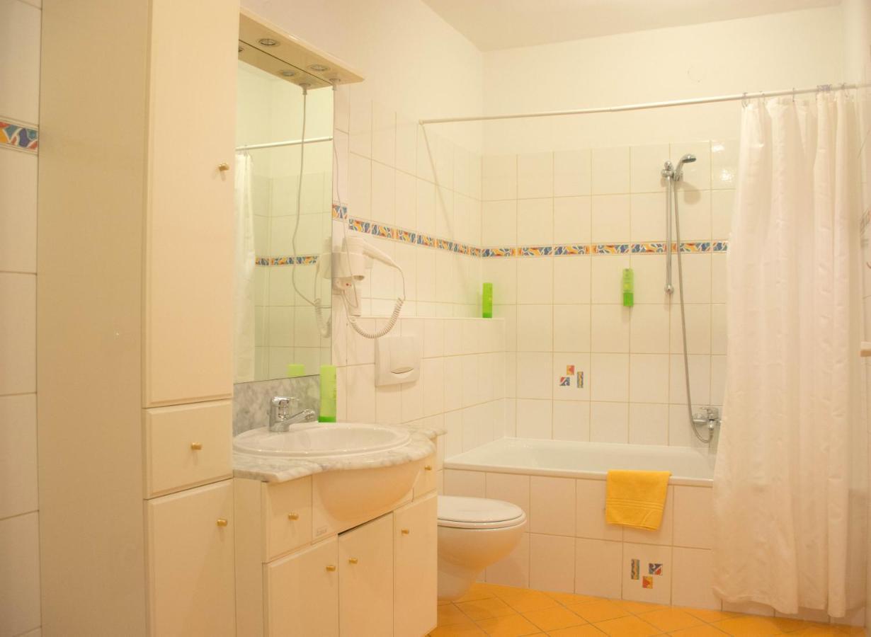 One-room 