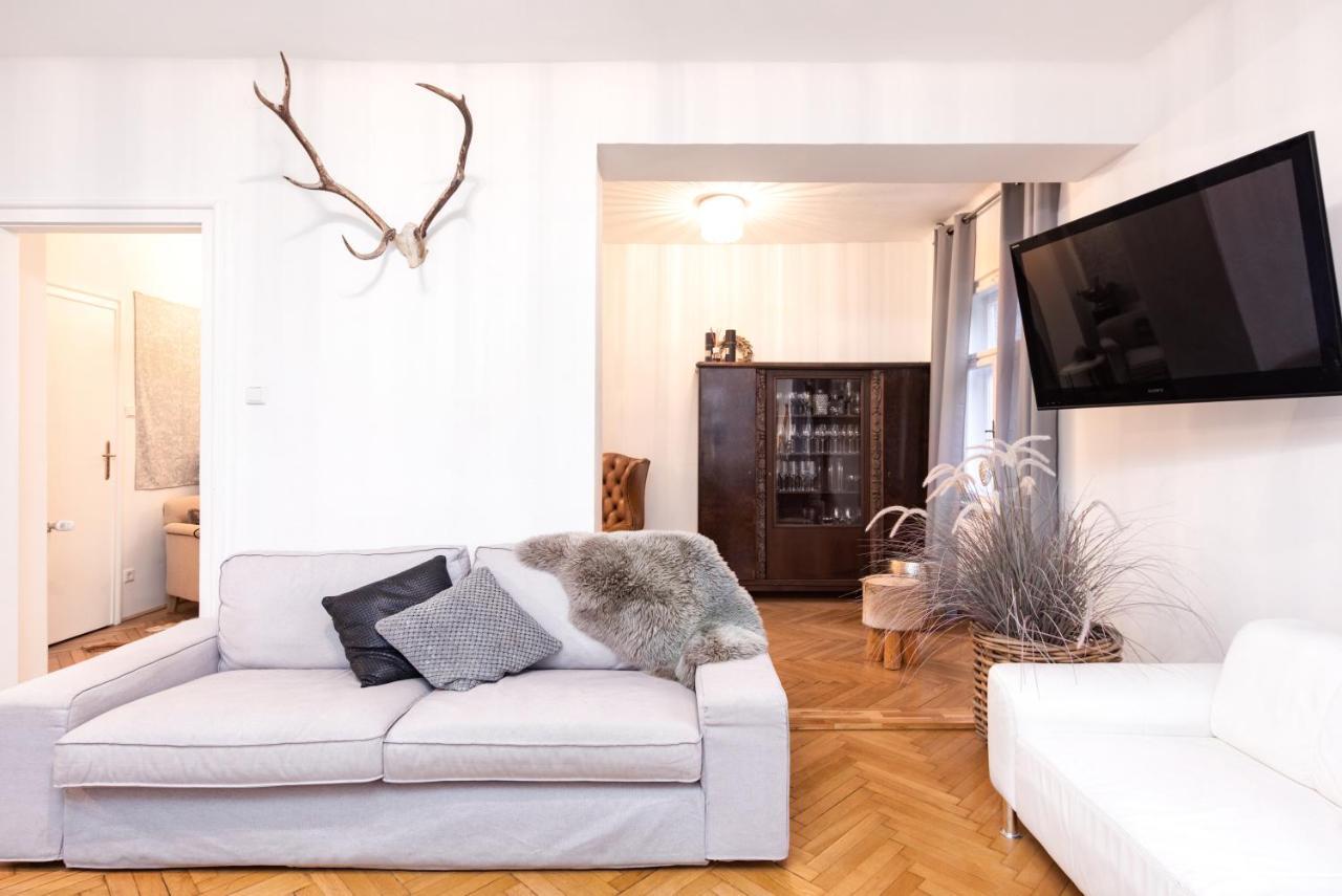 Family Wellhouse Garden Direct In Salzburg, Sunny Big Garden, Up To 16 Pax, Bikes For Free, Bbq, Sunbeds, Parking For Free, 15 Min Sound Of Music Villa *