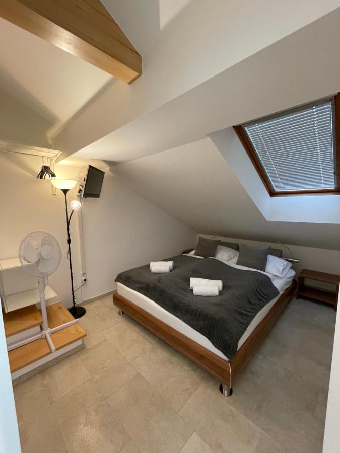 Undertheroof At