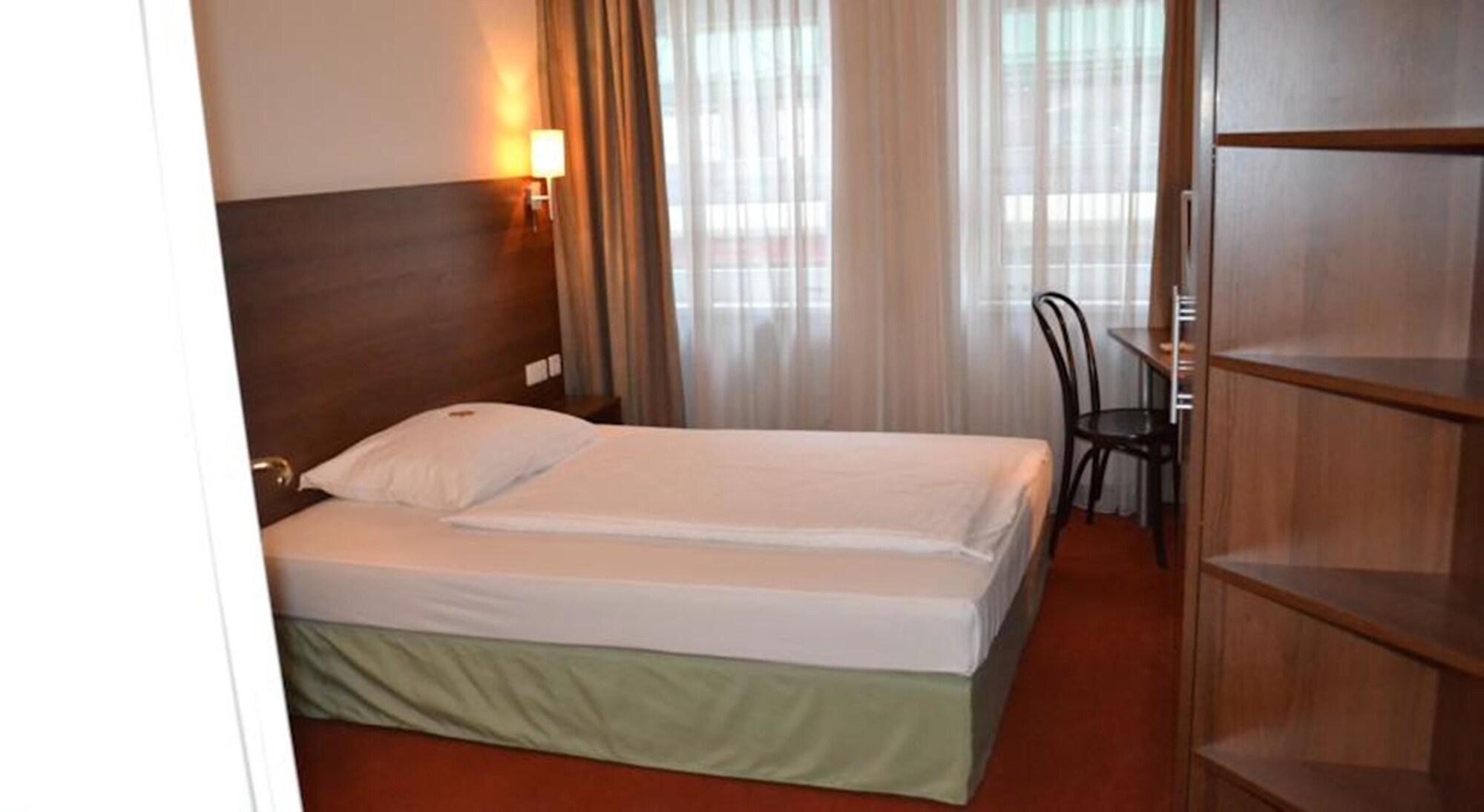 Plaza Hotel 3*