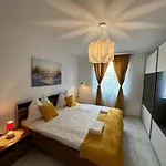 Stylish Home Near Train-Station Parking Extra