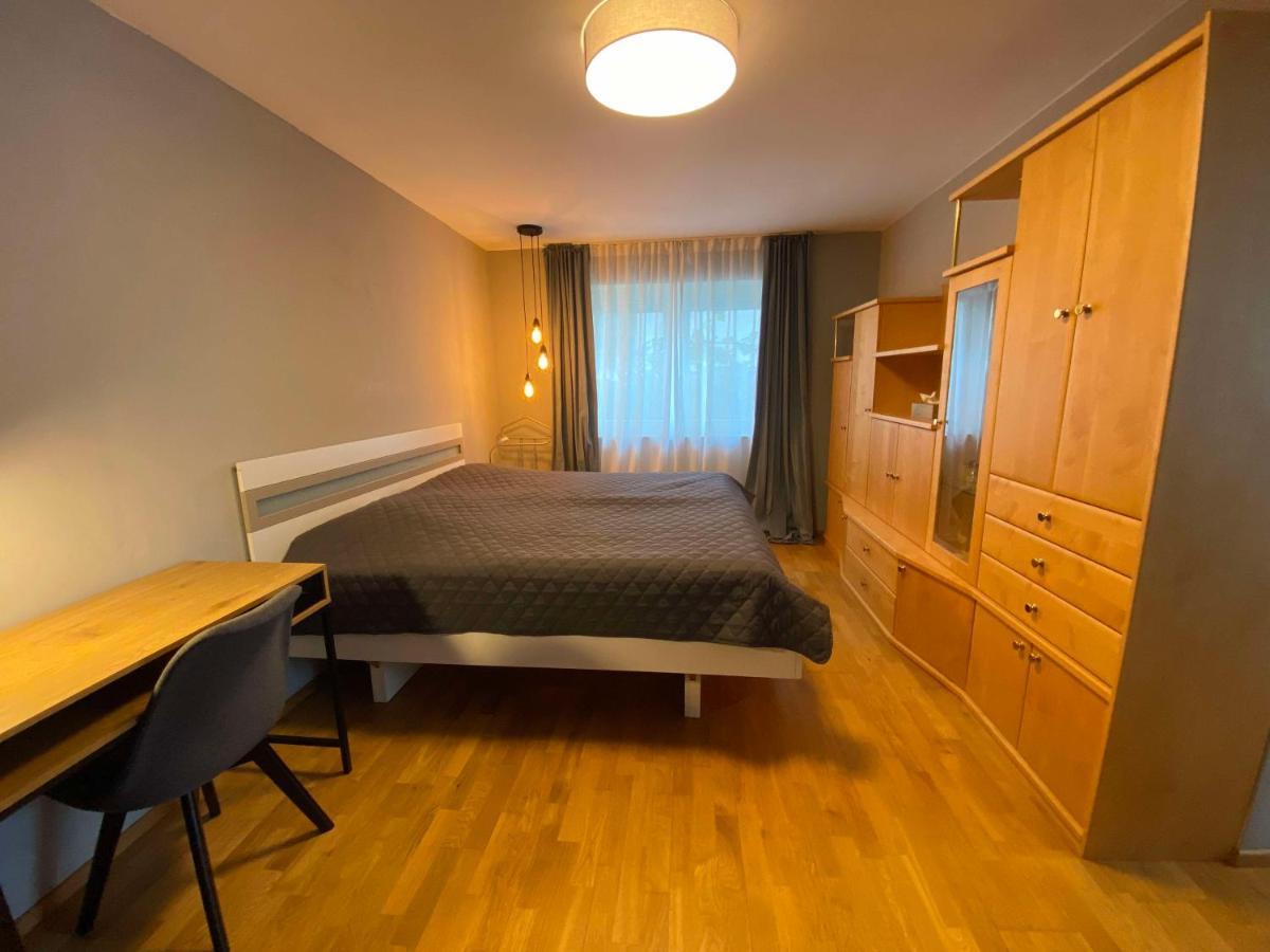 Grüne Stadtoase: Gartenwohnung Mit Parkplatz Apartment *
