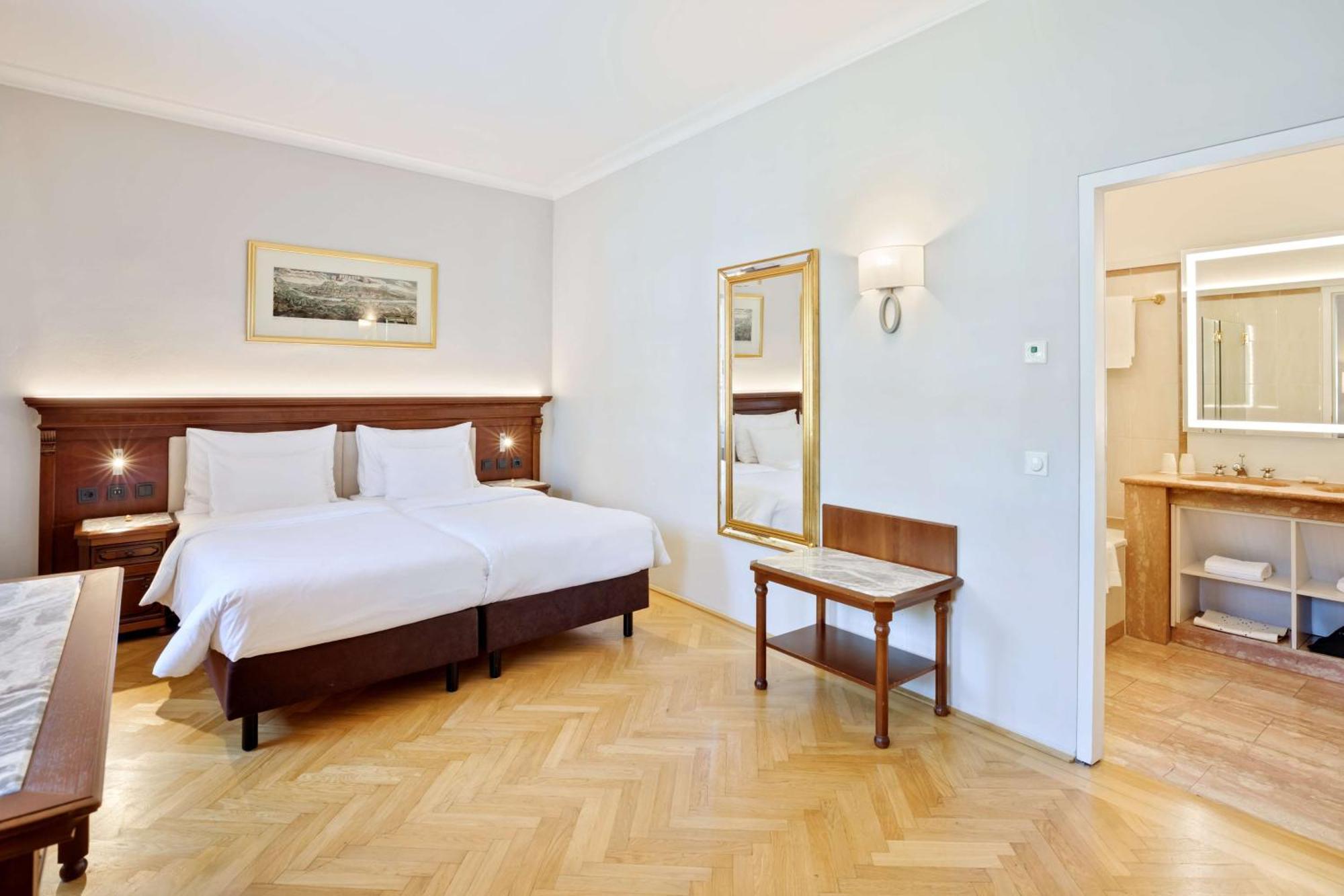 Hotel Radisson Blu Altstadt 5*