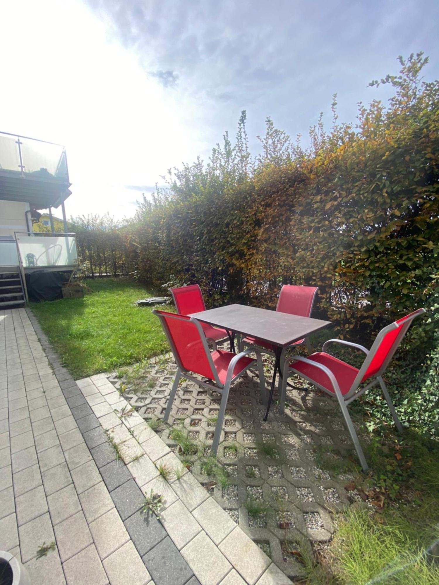 Grüne Stadtoase: Gartenwohnung Mit Parkplatz *