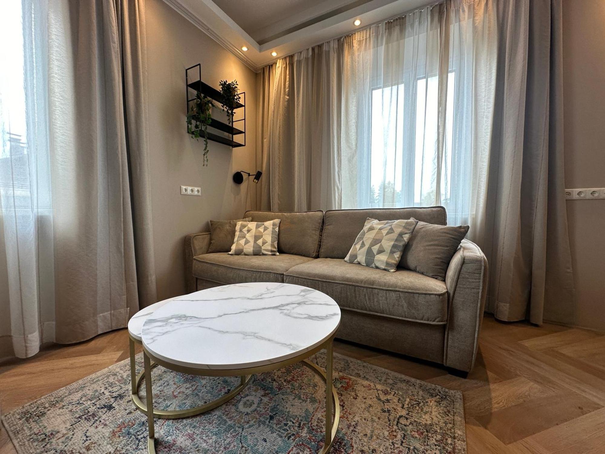 Book-a-room 33 *