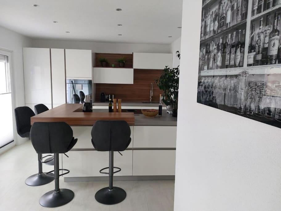 Modern - Perfectly Located Apartment *