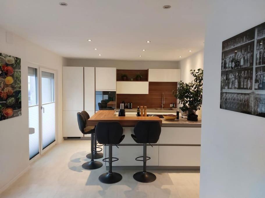 Modern - Perfectly Located Apartment *