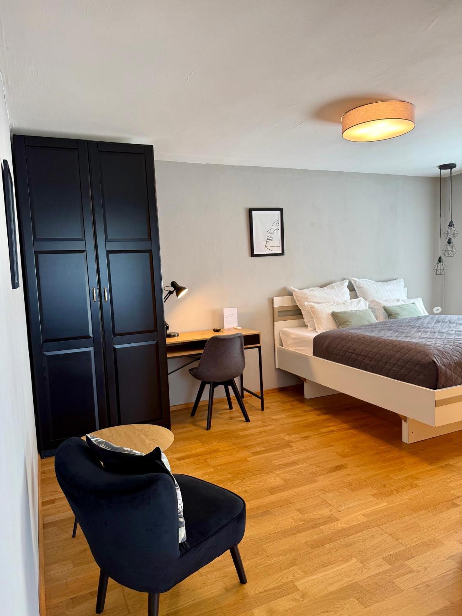 Grüne Stadtoase: Gartenwohnung Mit Parkplatz Apartment